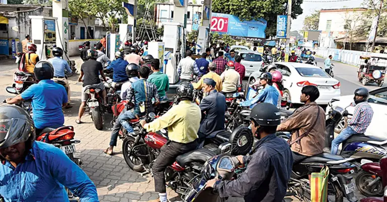 জ্বালানি সংকটের শঙ্কায় পাম্প স্টেশনগুলোতে উপচেপড়া ভিড়